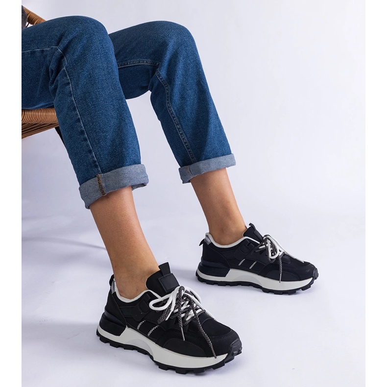 Svart sportkvinnors sneakers 1