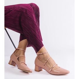 Beige pumpar lackade med ett bälte 2