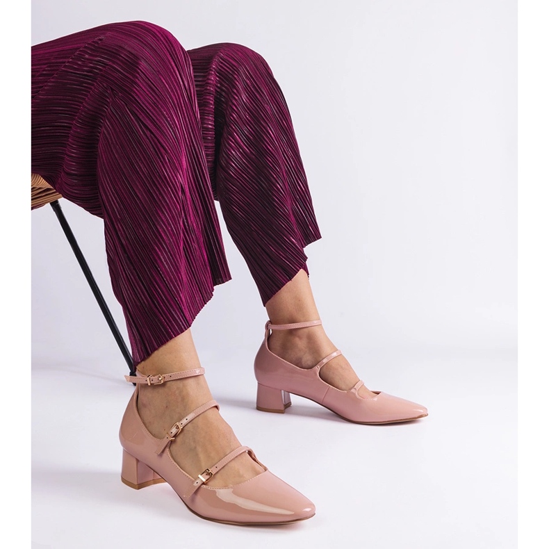 Beige pumpar lackade med ett bälte 1