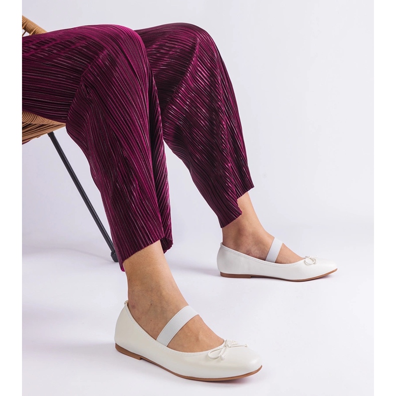 Vita ballerinor med ett elastiskt band och en dekorativ båge 1