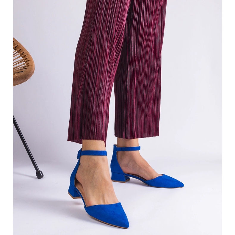 Blå sandaler på en låg stolpe 1