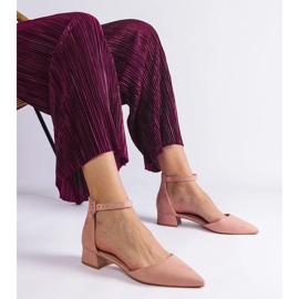 Ljusrosa sandaler på en låg stolpe 1