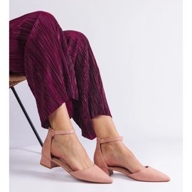 Ljusrosa sandaler på en låg stolpe 2