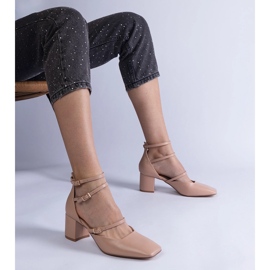 Beige högklackade pumps med spännen 1