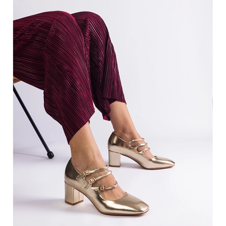 Gyllene pumpar på stolpen med dekorativa spännen 1