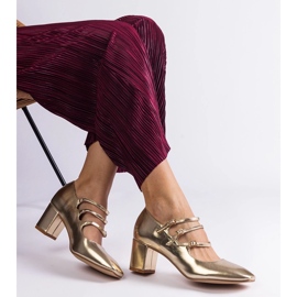 Gyllene pumpar på stolpen med dekorativa spännen 2