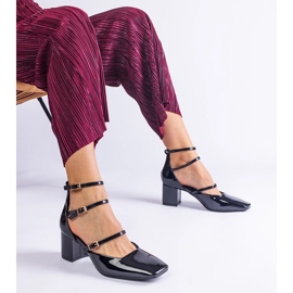 Svarta pumpar lackade på ett inlägg med spännen 1