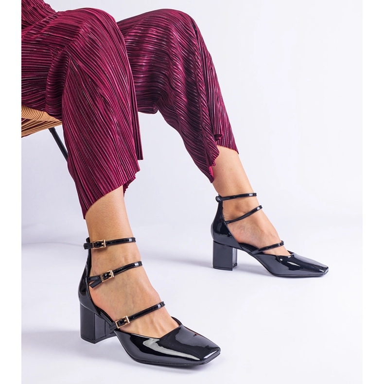 Svarta pumpar lackade på ett inlägg med spännen 1