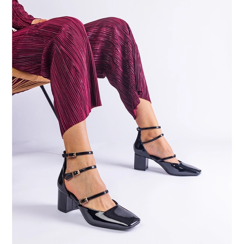 Svarta pumpar lackade på ett inlägg med spännen 2