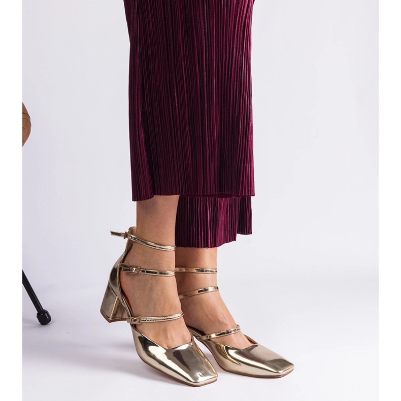 Gyllene pumpar lackade på ett inlägg med spännen 2