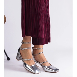 Silverpumpar lackade på ett stolpe med spännen 1