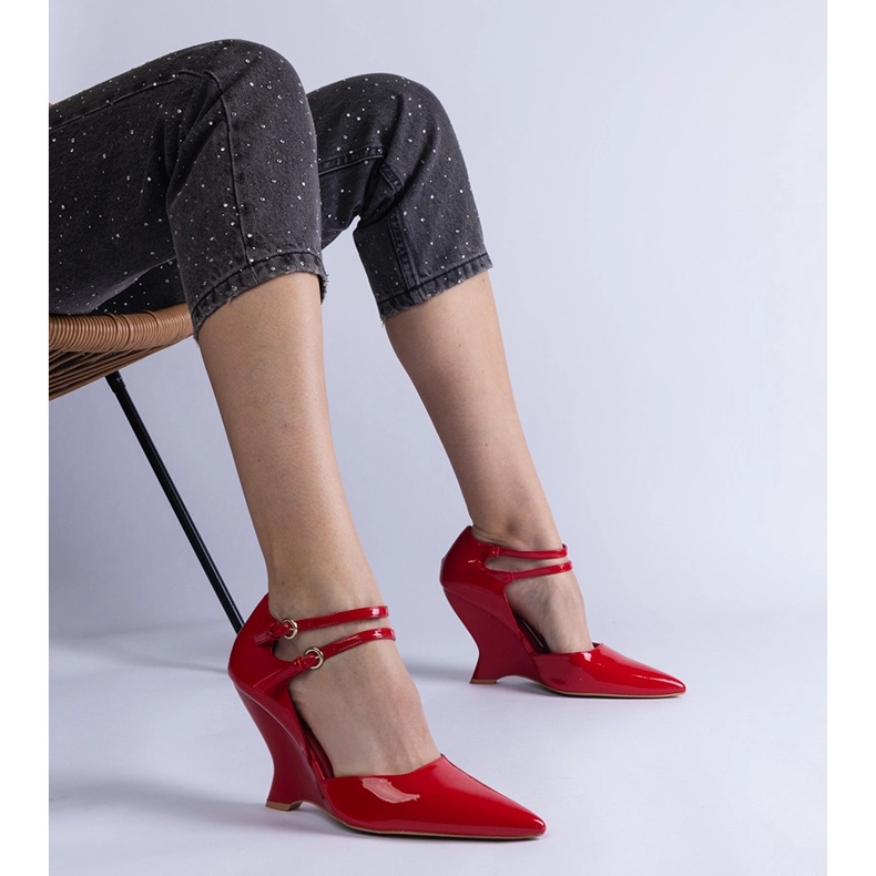 Röda patentkilpumpar med spännen 1