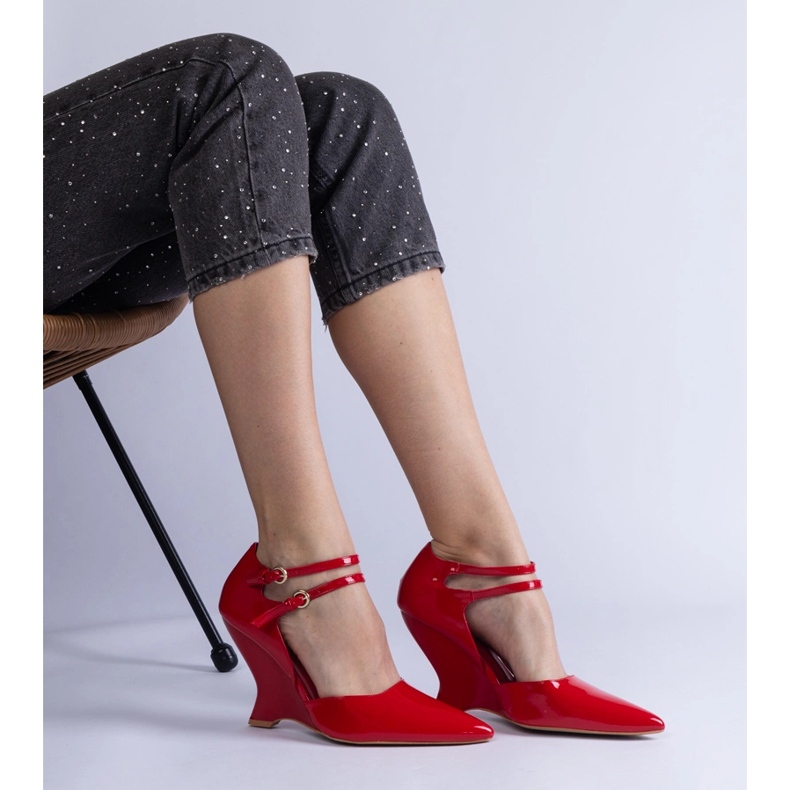 Röda patentkilpumpar med spännen 2