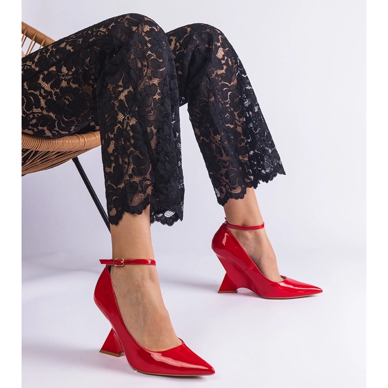 Röda pumpar lackade på kilarna 1