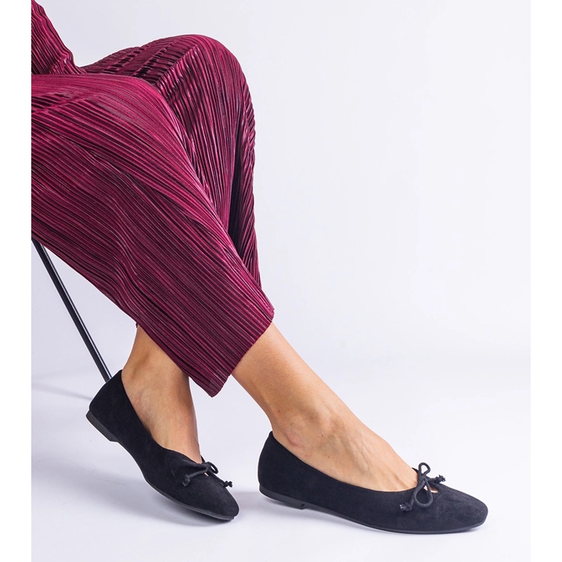 Svarta ballerinor med en dekorativ båge 2