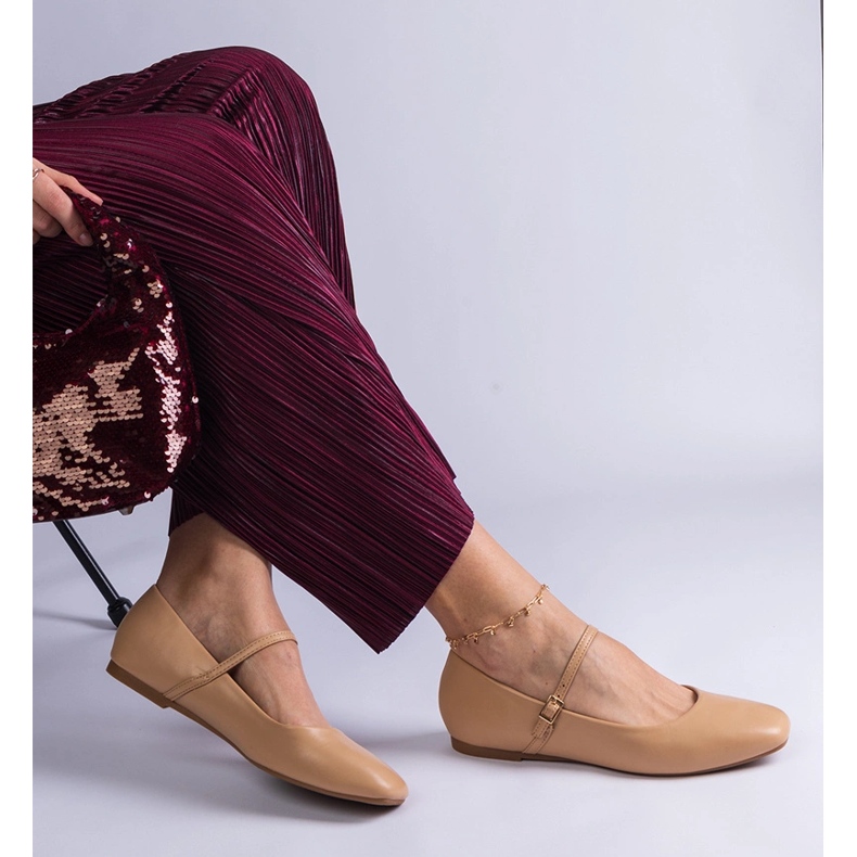 Beige balettlägenheter med eko-läderspännen 2