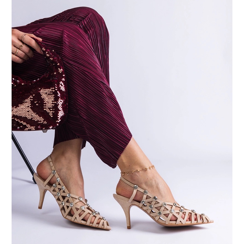 Beige sandaler vävda med stenar 1