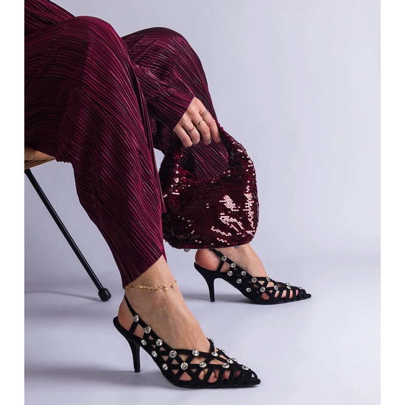 Svarta sandaler vävda med stenar 1