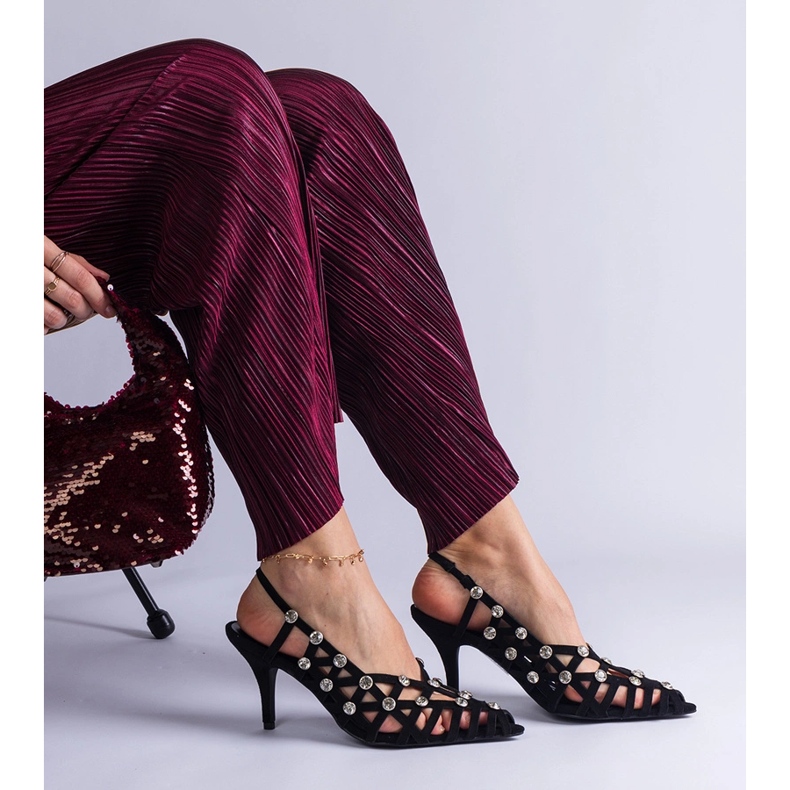 Svarta sandaler vävda med stenar 2