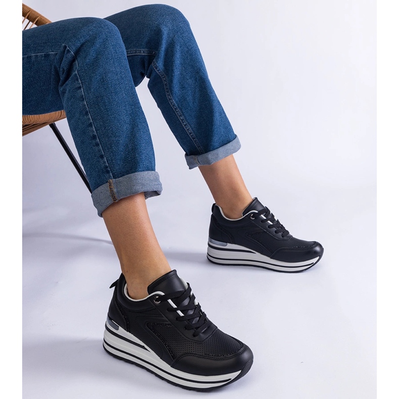 Svarta plattformssneakers dekorerade med glitter och ett metalliskt inlägg 1