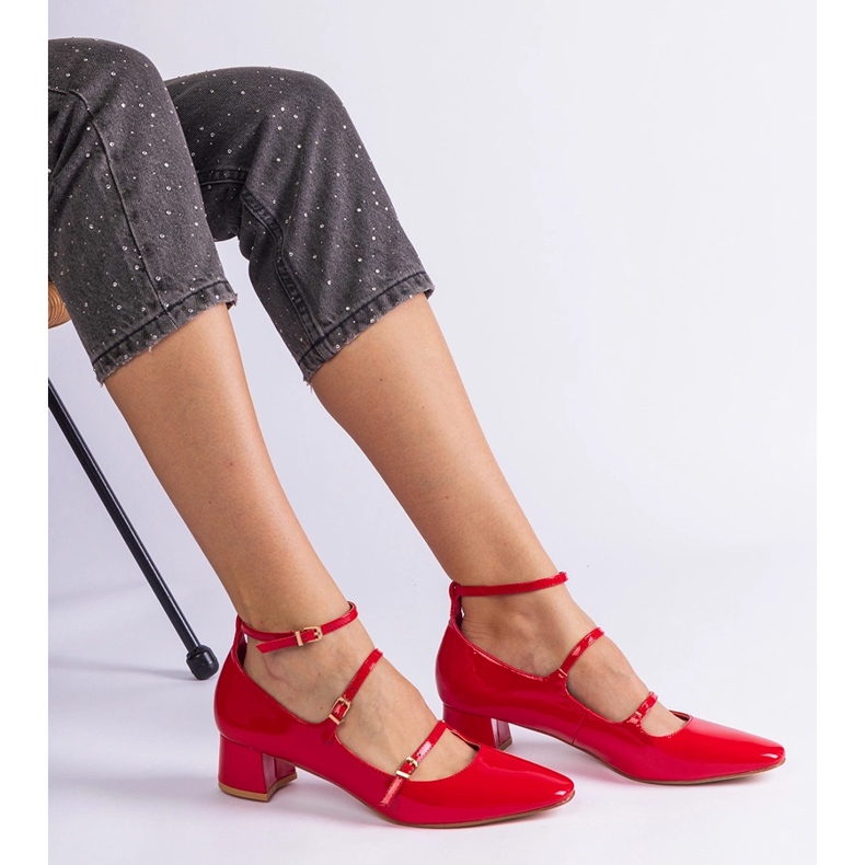 Röda pumpar lackade med ett bälte 1