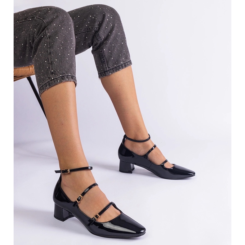 Svarta pumpar lackade med ett bälte 1