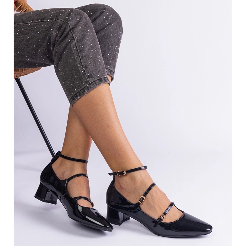 Svarta pumpar lackade med ett bälte 2