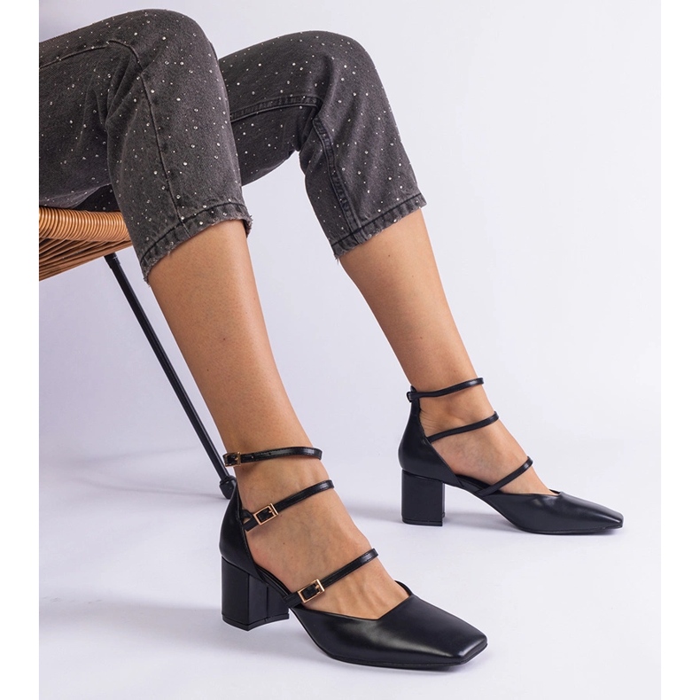 Svarta pumpar på pelaren med spännen 1