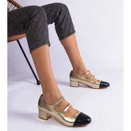 Gyllene pumpar på den svarta näsan 1