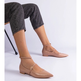 Beige pumpar lackerade med platta klackar med beige spännen 1