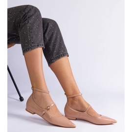 Beige pumpar lackerade med platta klackar med beige spännen 2