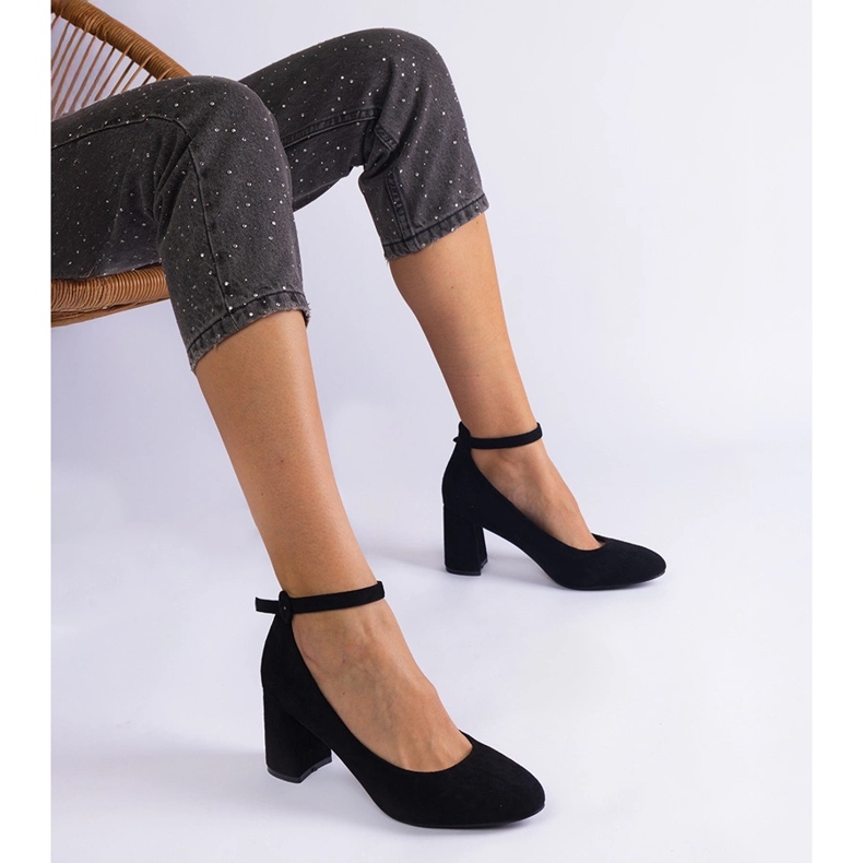 Svarta pumpar på eko-läderpelaren 1