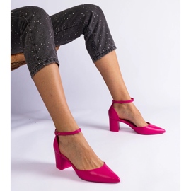 Rosa rosa pumpar på stolpen 1