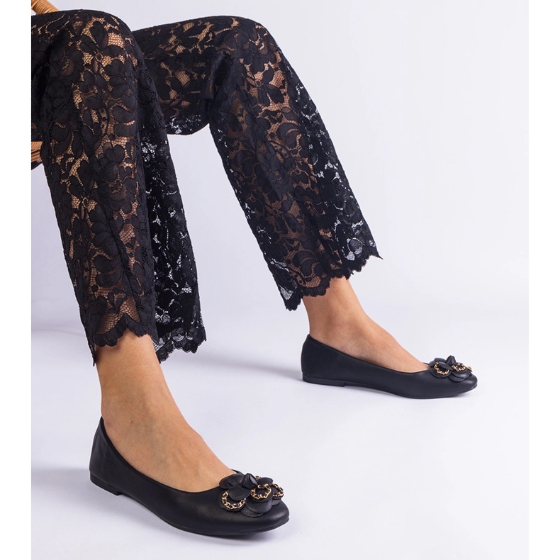 Svarta ballerinor dekorerade med en blomma 1