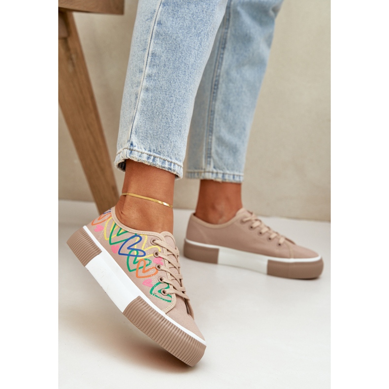 Kvinnors sneakers i mörka hjärtan beige 2