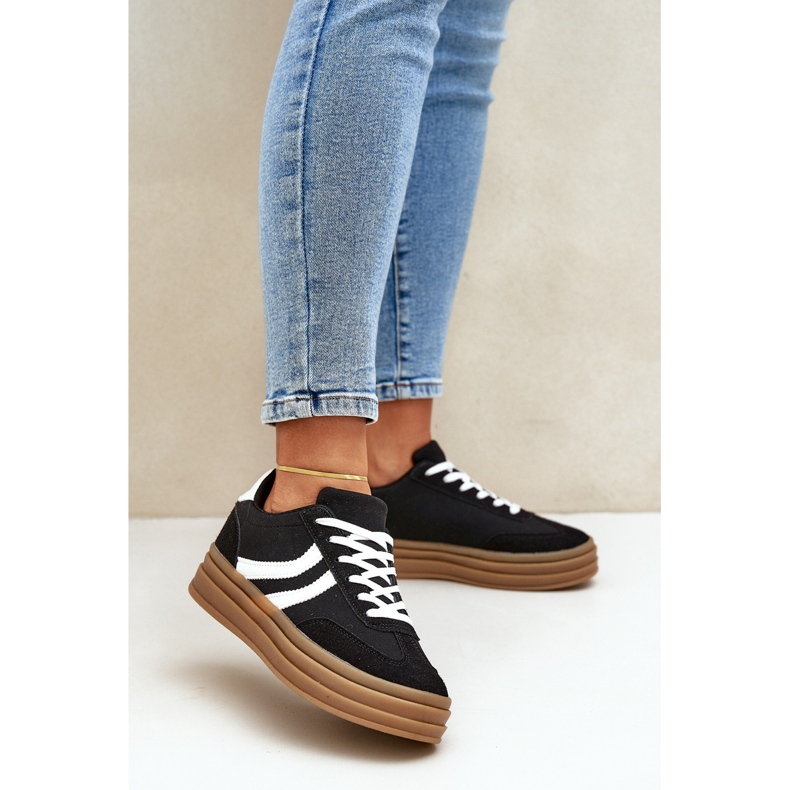 Snygga sneakers på den svarta och vita plattformen 2