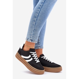 Snygga sneakers på den svarta och vita plattformen 1