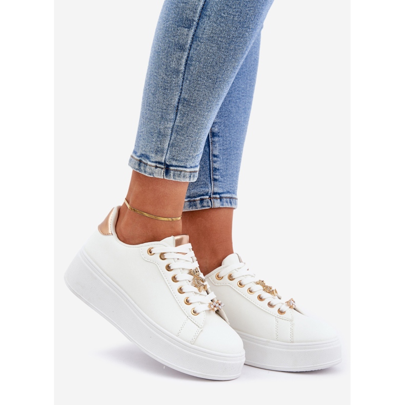 Eco läder sneakers med stift vita och guld 1