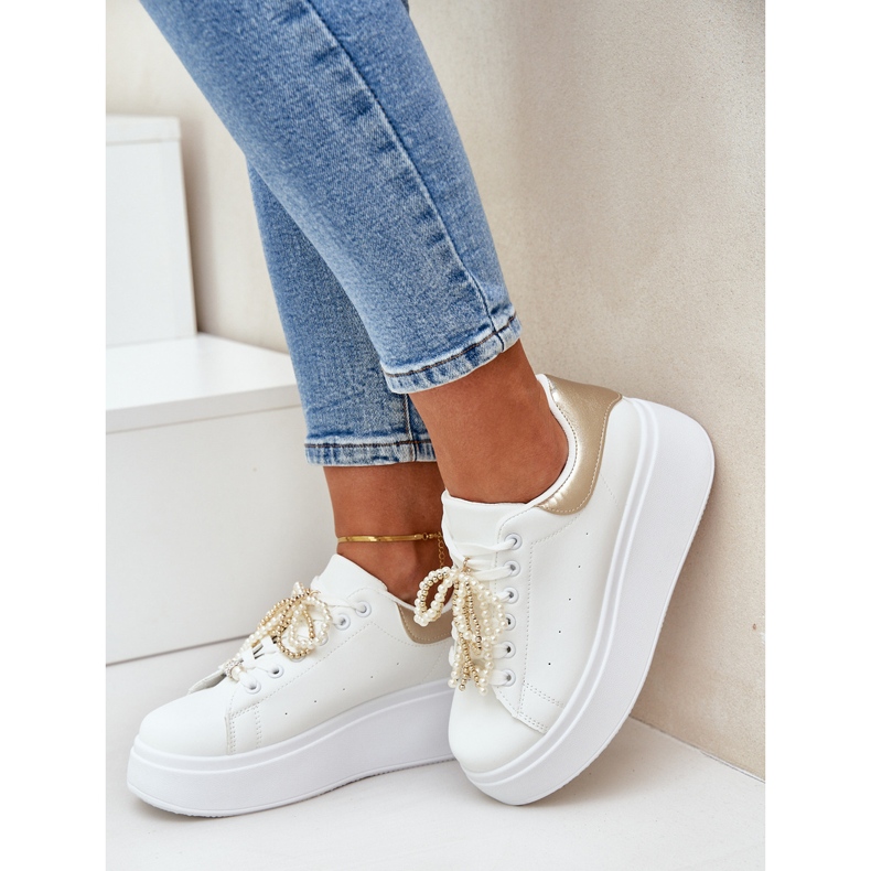 Kvinnors sneakers på plattformen med vita och gulddekorationer 2