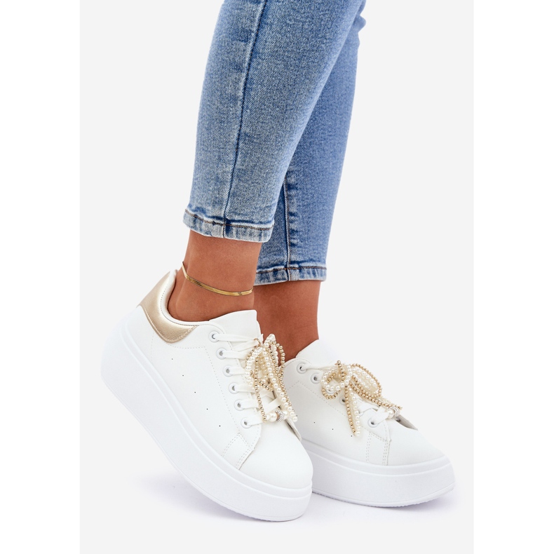 Kvinnors sneakers på plattformen med vita och gulddekorationer 1