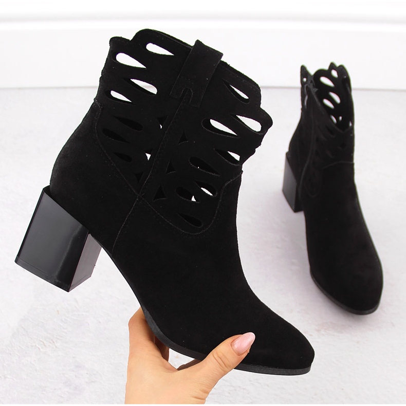 M. DASZYŃSKI Kvinnestövlar på Black OpenWork Suede Post svart 1