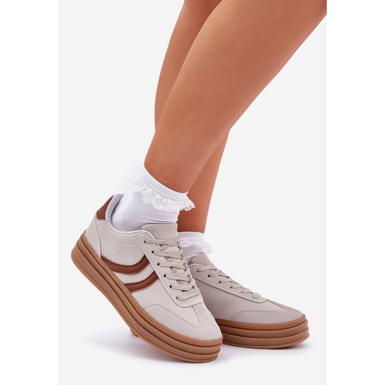 Snygga sneakers på den gråa plattformen 1