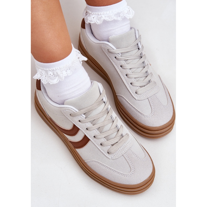 Snygga sneakers på den gråa plattformen 2