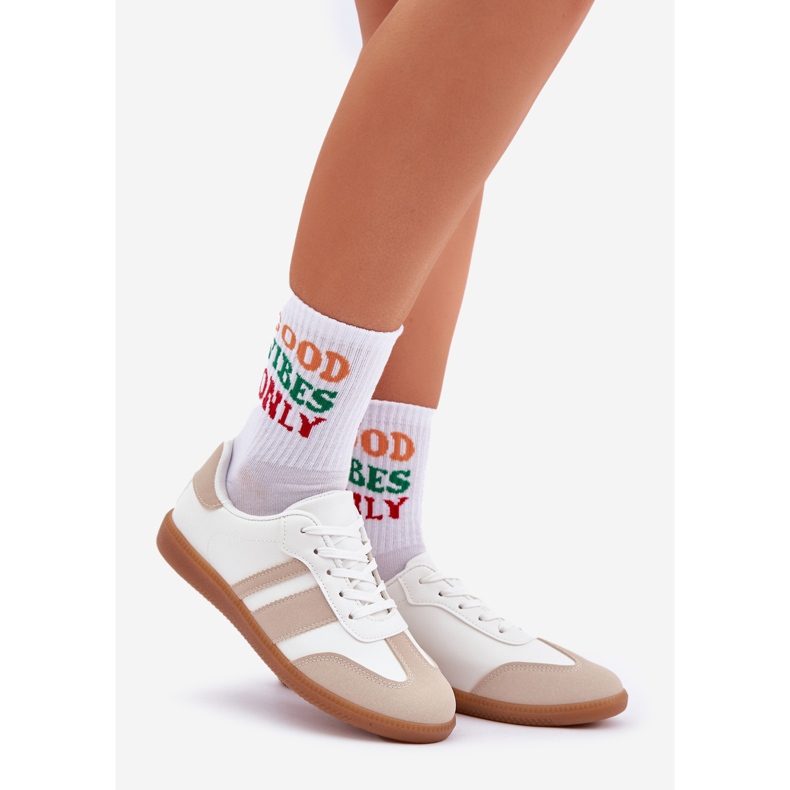 Låga kvinnors sneakers med ekoläder beige och vit 1