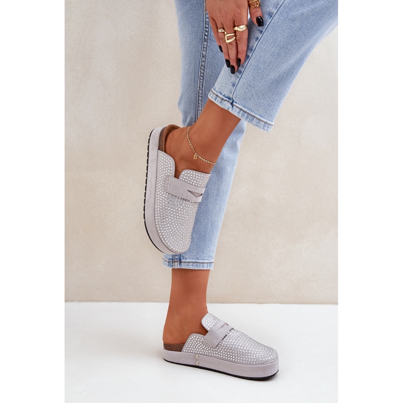 Kvinnors flip flops dekorerade med zirkoner på den gråa plattformen 2