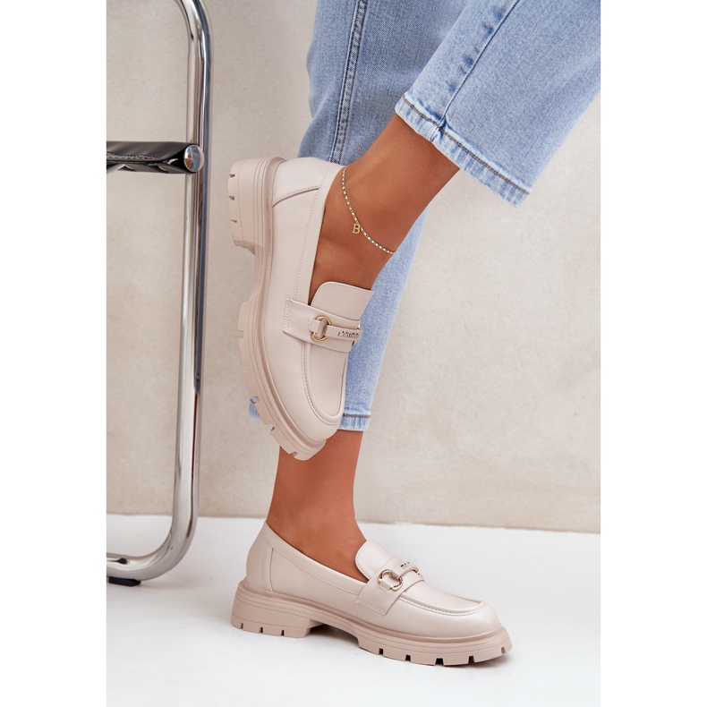 Klassiska kvinnors loafers med Eco Leather Beige med en prydnad 2
