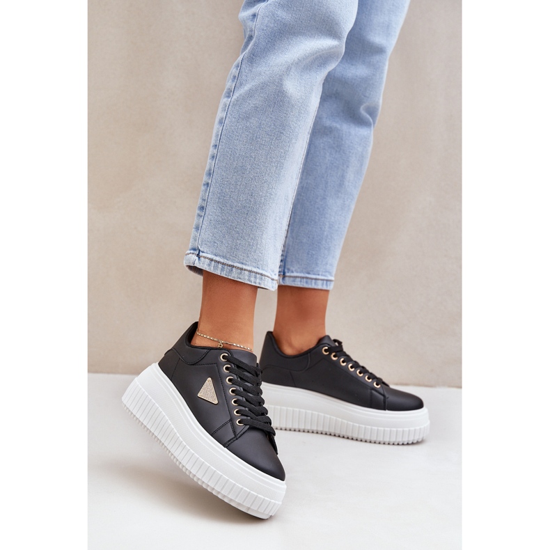 Snygga sneakers på en massiv svartvit plattform 2