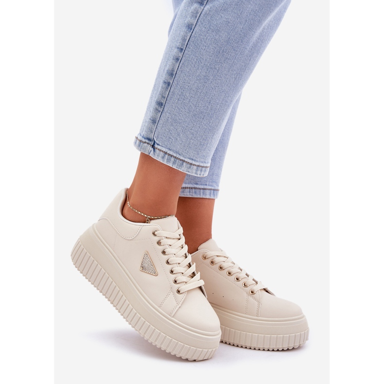 Snygga sneakers på en massiv lätt beige -plattform 1