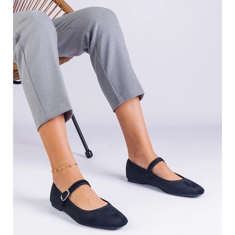 Svarta ballerinor med ett bälte och en fyrkantig näsa 1