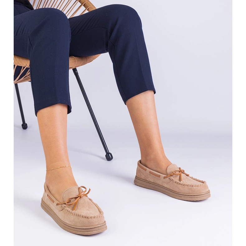Beige kvinnors loafers från Ekozamsz med en båge 1